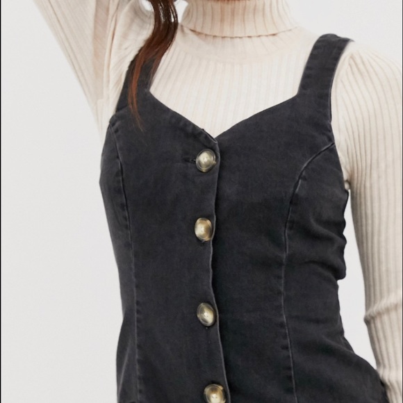 ASOS DESIGN washed black denim sleeveless button pinafore mini dress. - Picture 5 of 16